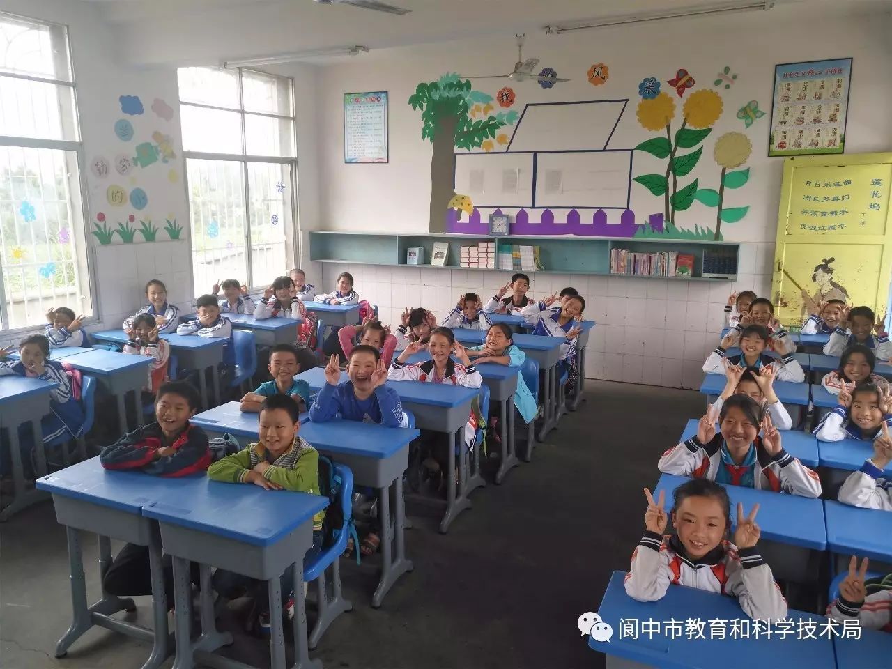 洪山镇小学:用上了新课桌,孩子们乐开了花