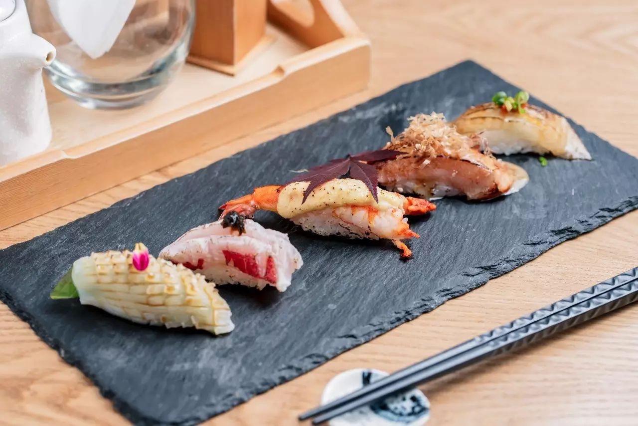 惊现30cm特长寿司，堪称三水至抵食的日料店！1元寿司，再免费送三文鱼卷！