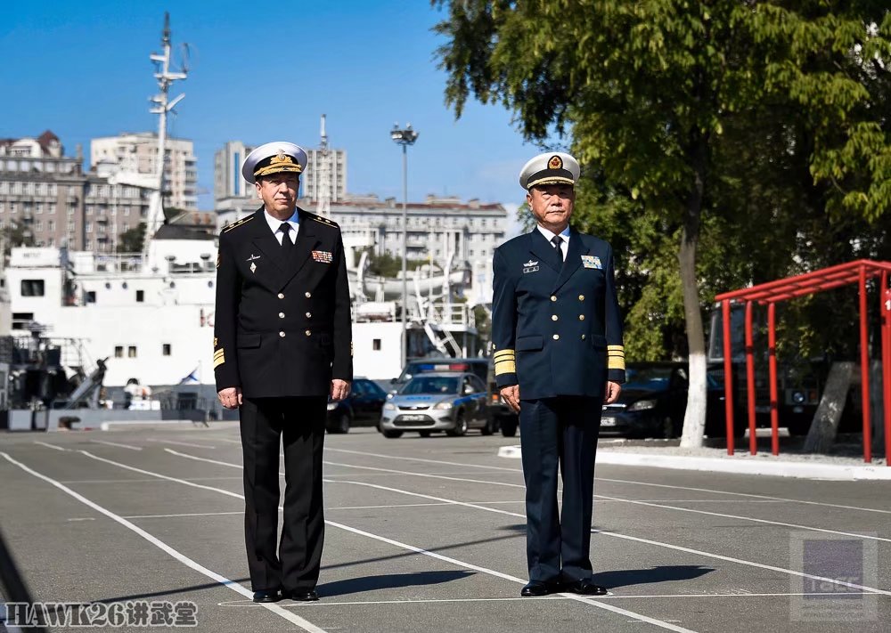 当中方舰艇编队指挥员,北海舰队副司令员陈强南走下石家庄舰舷梯时,两