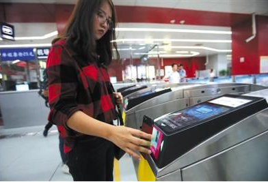 北京地铁机场线闸机内嵌二维码扫描读头，可刷手机二维码进站