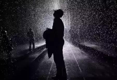 6万人排队9小时花钱去淋雨?神奇"雨屋"降临海口!1元