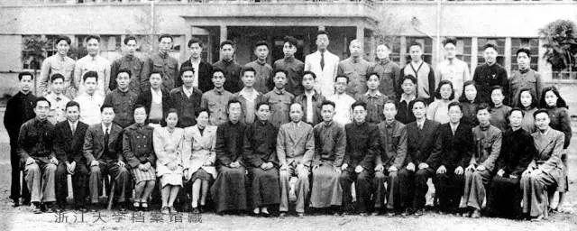 数学系师生合影,前右九为苏步青,右十为钱宝琮(浙江大学档案馆藏)