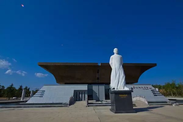 但是你一定要去 为纪念我国近现代水利先驱李仪祉先生, 展示水利文化