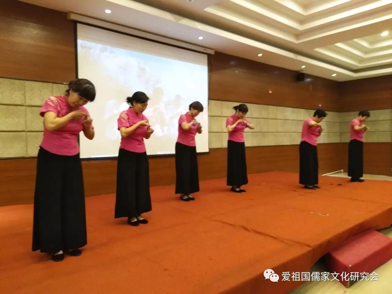 传统文化志工团队的手语舞《天之大》,志工们用舞蹈的动作,把心中对