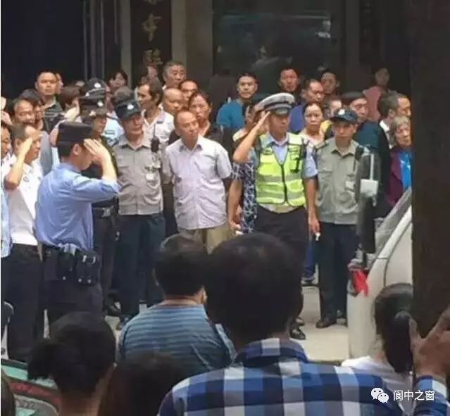 民警张虎面部受伤,辅警杨强经医院抢救无效已不幸牺牲.