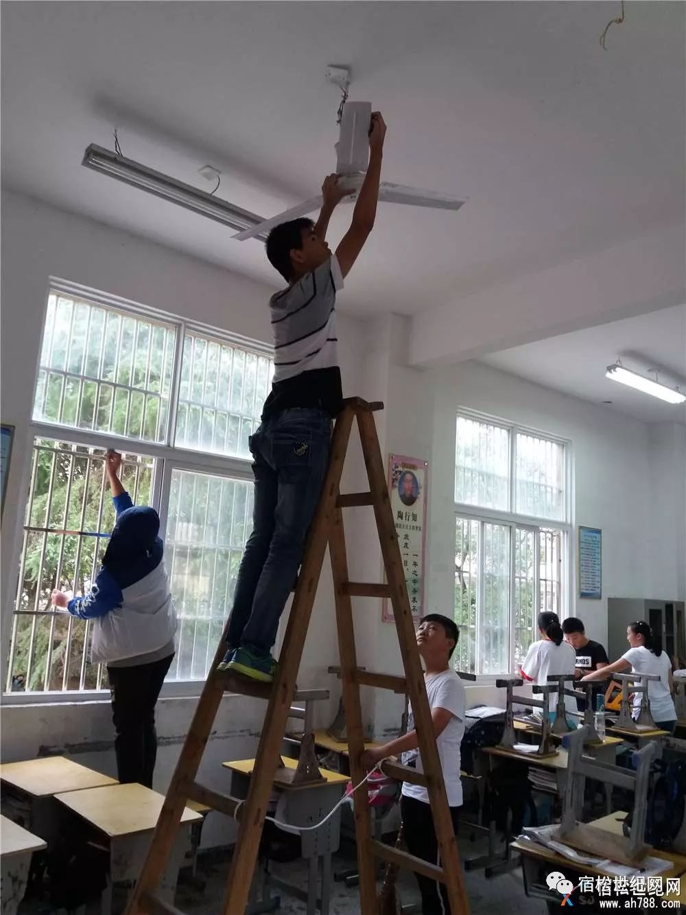 宿松实验中学开展卫生大扫除迎接"推均"国检