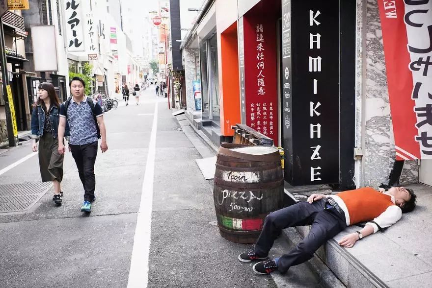 摄影师镜头下日本街头宿醉的男人女孩