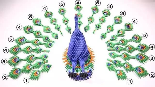 只用一张小纸折成一个个小三角,就能拼出一只超美的孔雀,太神奇了!