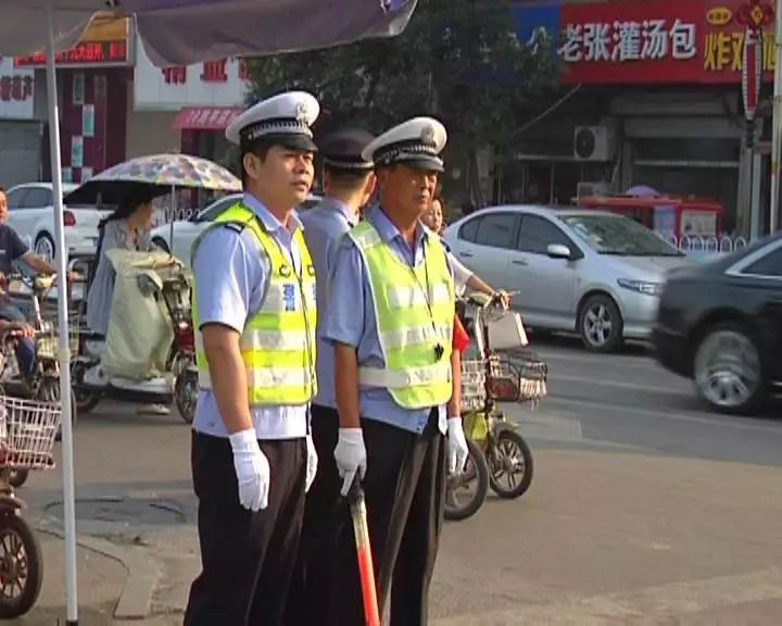 高峰时段 丰县公安局机关民警包路口疏导交通