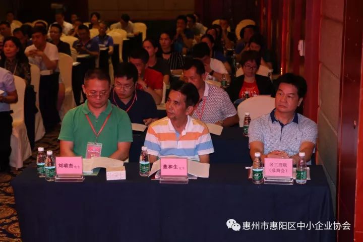 会议以举手表决的方式,通过了聘请区工商联(总商会)原主席董和生先生