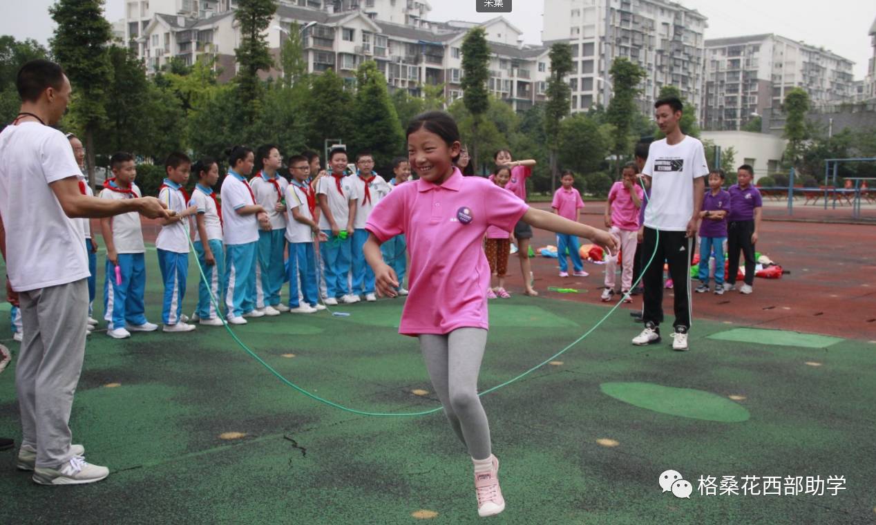 告别了软萌的熊猫,21号下午,孩子们前往李冰小学跟学校里的同学们先