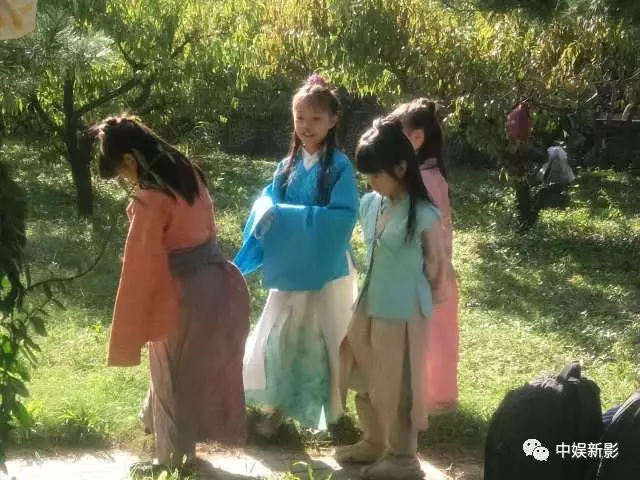 (拍摄中(和前辈的合影)谭思谕,张雨沫,张浩喆,田丽雨以小童星身份