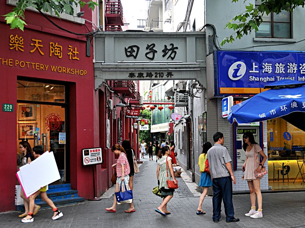 田子坊是由上海最有特色的石库门里弄演变而来,位于上海的浦西,在