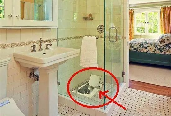 现在很多人选择家里卫生间不安装马桶,直接将蹲便器安装在淋浴房中