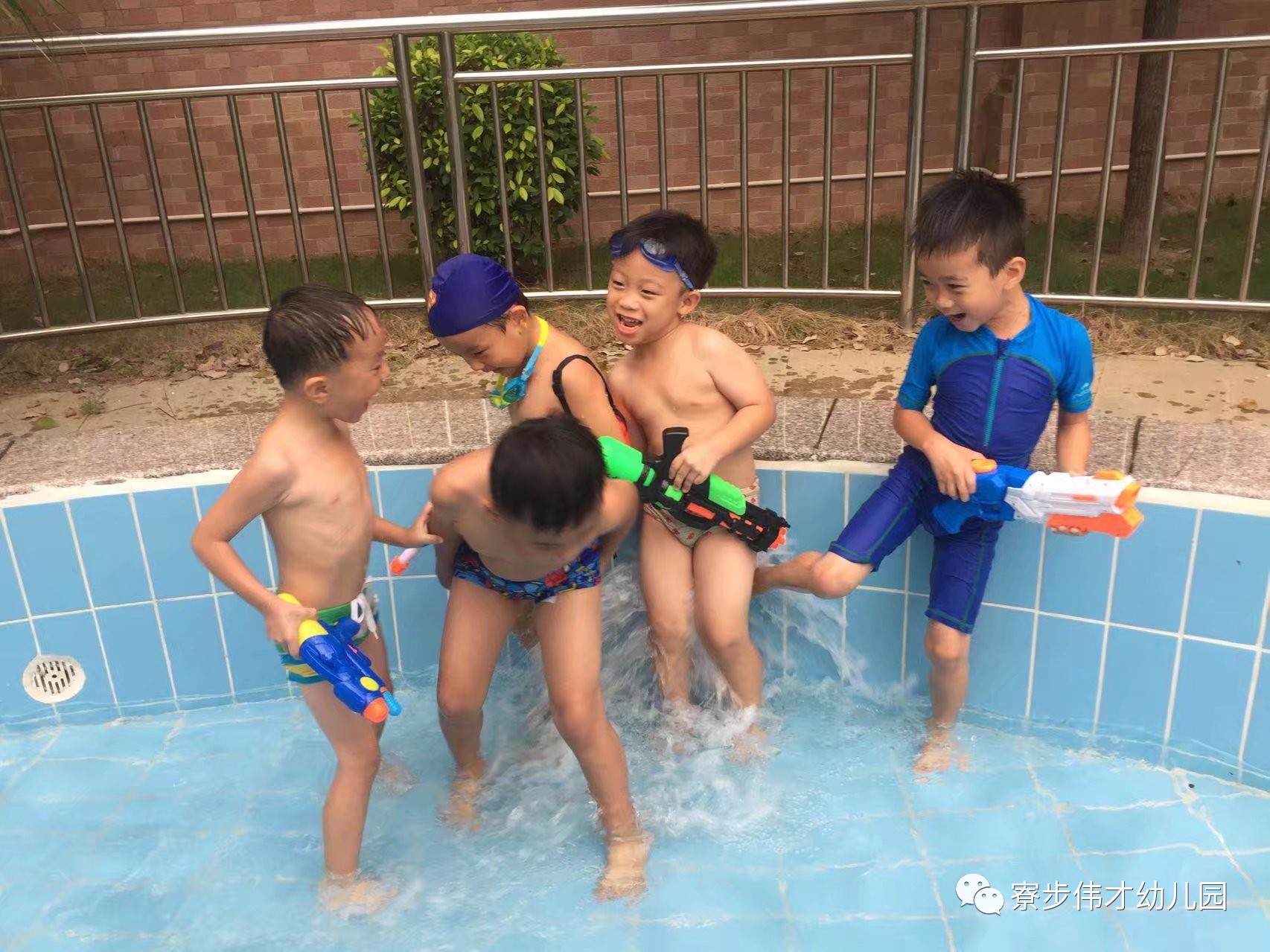 2017年9月18-22日,伟才幼儿园以班级为单位进行了戏水活动