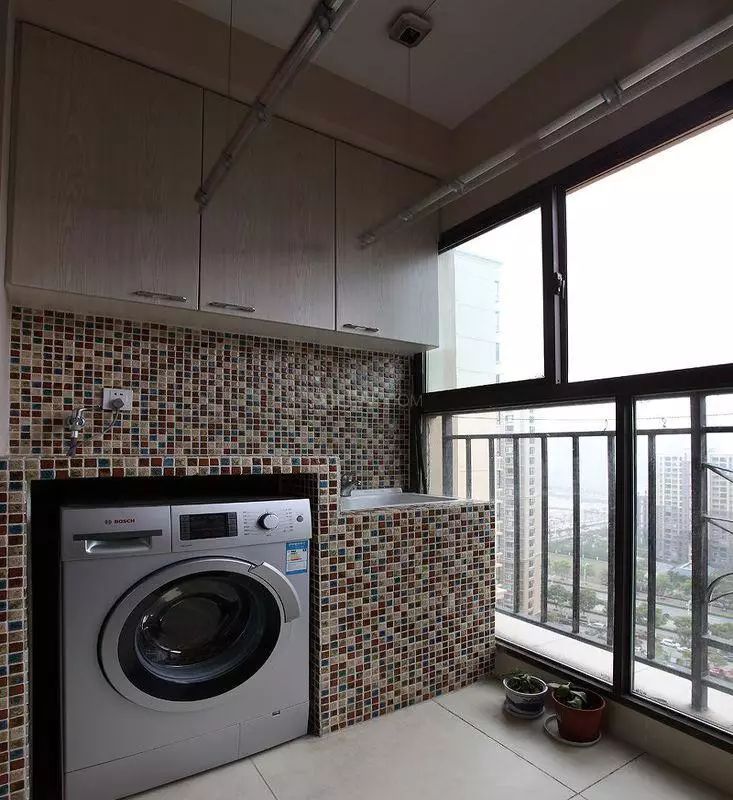 阳台也适合马赛克瓷砖,与洗衣机的摆放相结合.