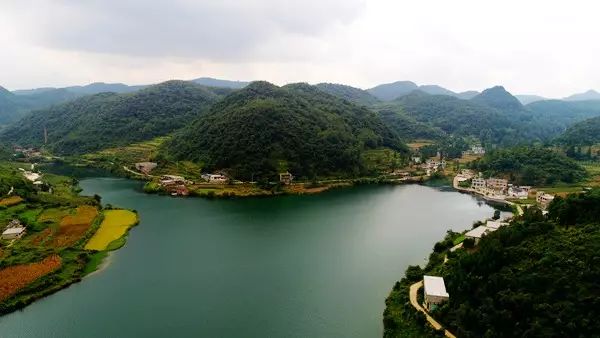 流经高仓村,程官村,大青村,新水村,阳明村,至阳明村紫荆花园汇入修文