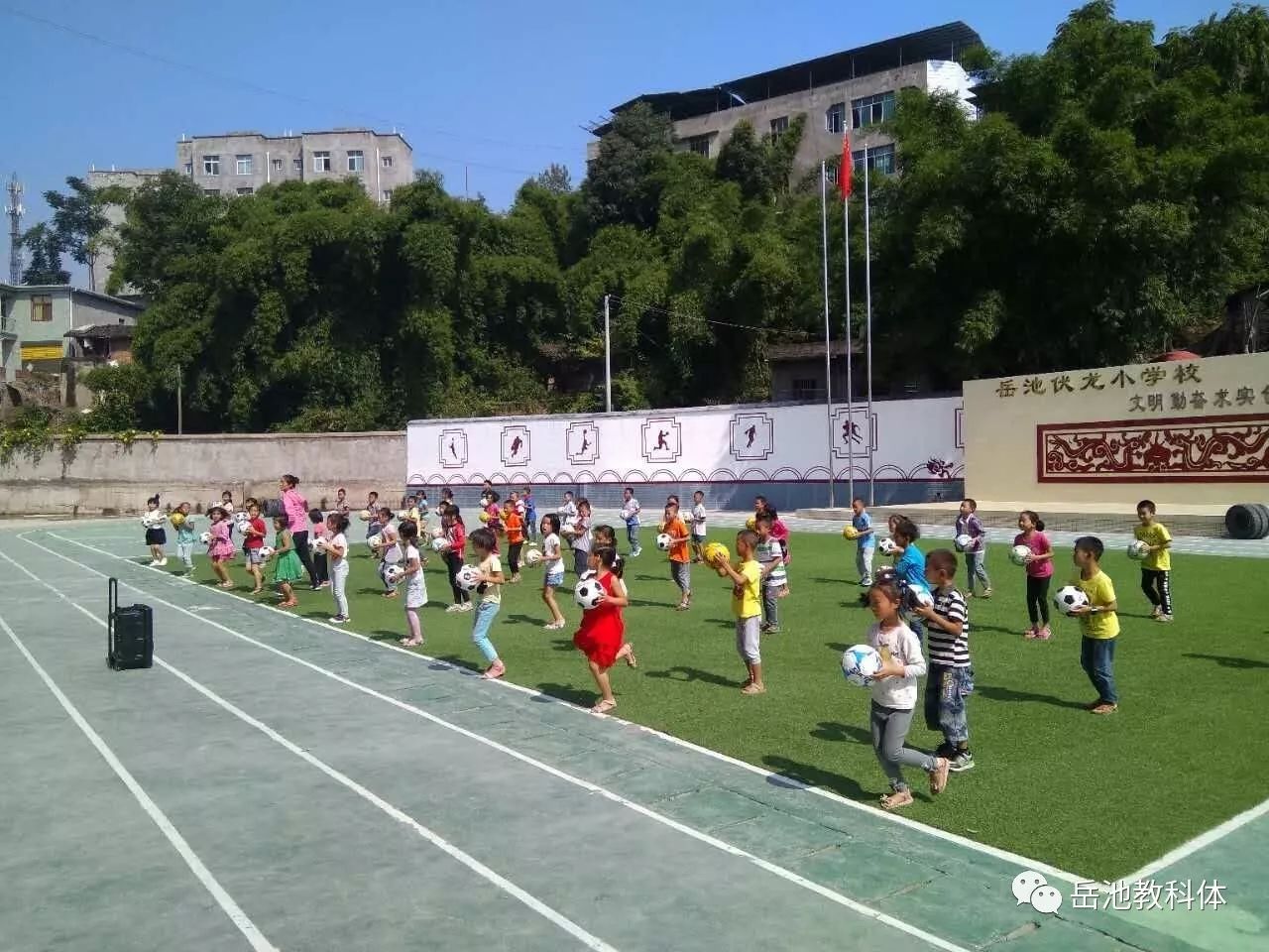 大佛小学主要展示了学校运动场建设和艺体活动的开展,学校以"弘文立德