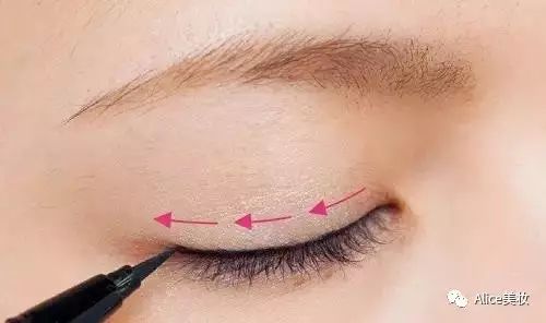 二,内双画眼线的技巧step1:上眼线要画宽点用眼线笔沿着上睫毛的根部