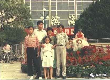 一九八四年,徐洪慈带着妻子奥永,儿子安吉尔,波扬特,刚满月的女儿叶塞