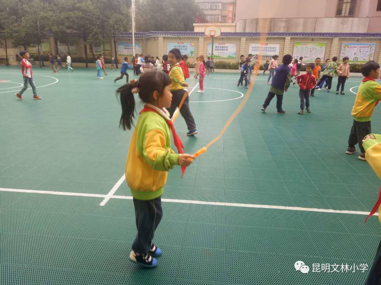 正在跳绳的孩子我们来合作跳大绳再往这边看,同学们正在玩"老鹰"捉"