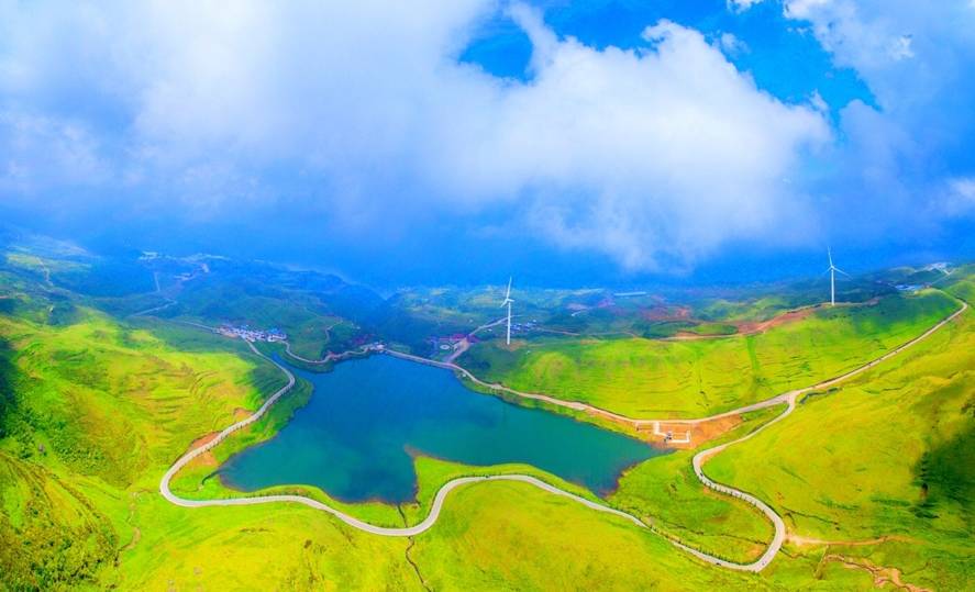 乌蒙山绵延在贵州,云南两省之间 地域宽广,气势雄伟 乌蒙大草原,在