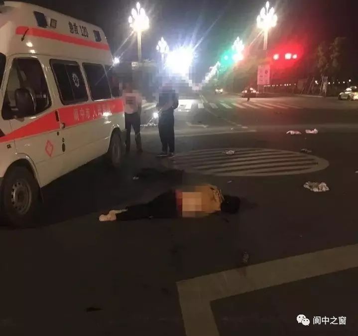 一辆轿车撞上电动车,致骑车女性当场死亡,据现场人群透露,肇事司机