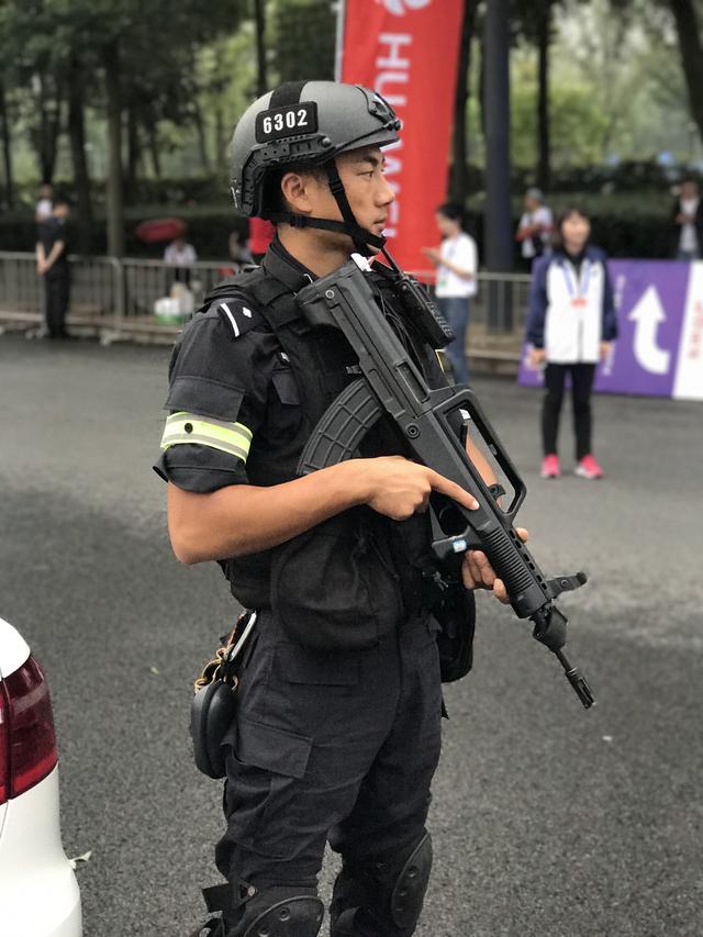 成都国际马拉松,成都帅气特警维护现场照片!