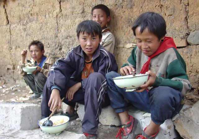 直击:中国最穷山区孩子们吃什么
