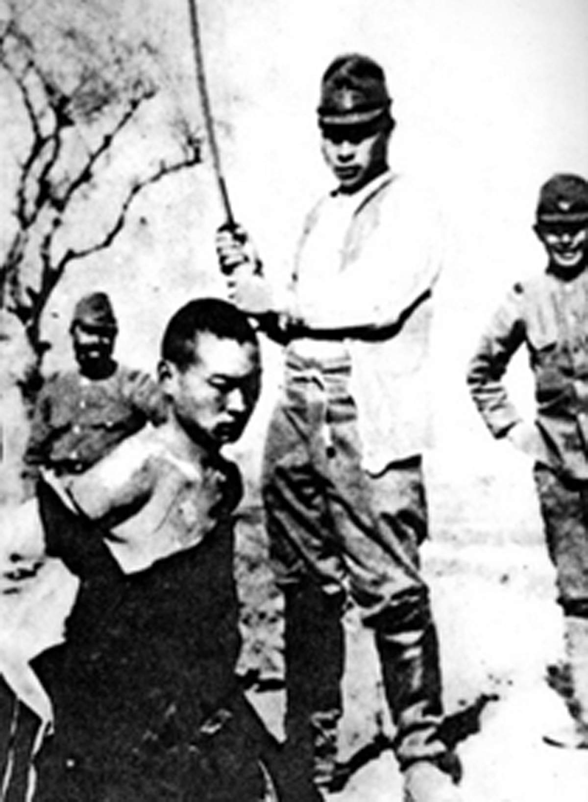 日军在南京进行大屠杀， 30万中国军民惨死于日军屠刀之下。这些从被俘日军身上缴获的杀人照片，充分证明了日军以杀人取乐的残暴行径。-军事史-图片