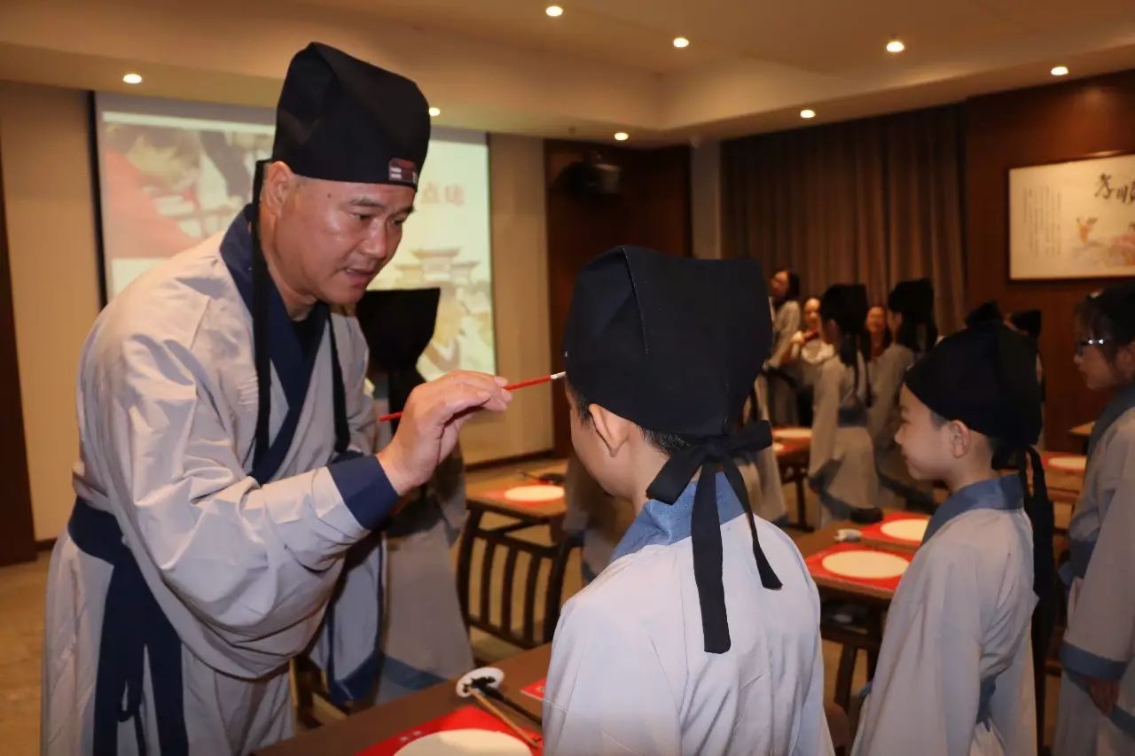 宁波教育博物馆常务副馆长闻海涨为学生们点朱砂