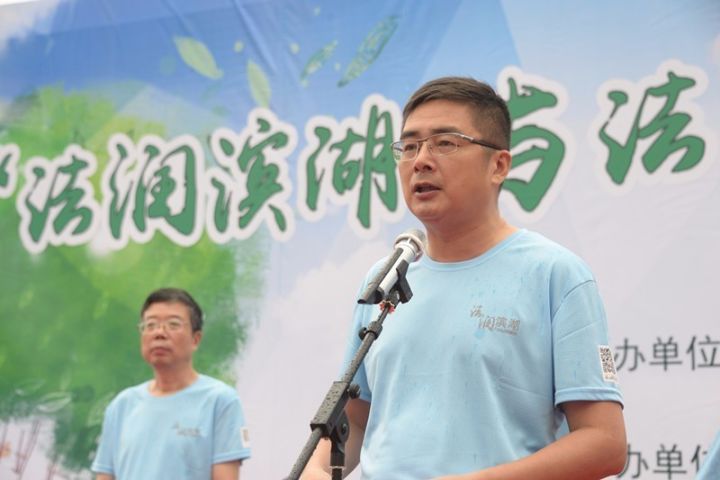 中共无锡市滨湖区委常委,政法委书记苏建良讲话,宣布活动启动,并鸣枪