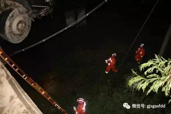 个旧消防官兵成功营救车祸被困者