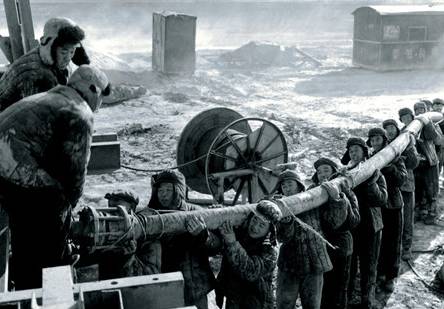 这是我看到的反映会战时期"人拉肩扛"生产的最生动的一张照片