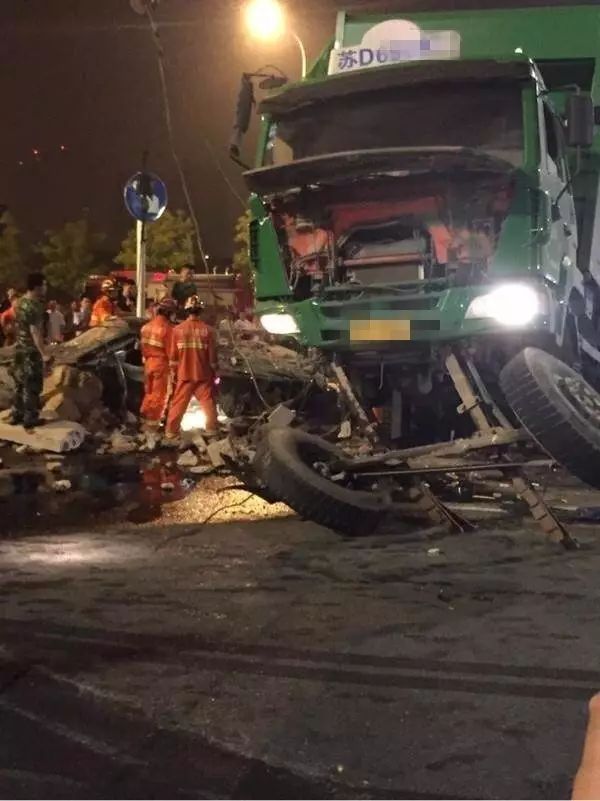 【现场视频】 常州一渣土车侧翻压扁奔驰600, 奔驰司机当场身亡,现场