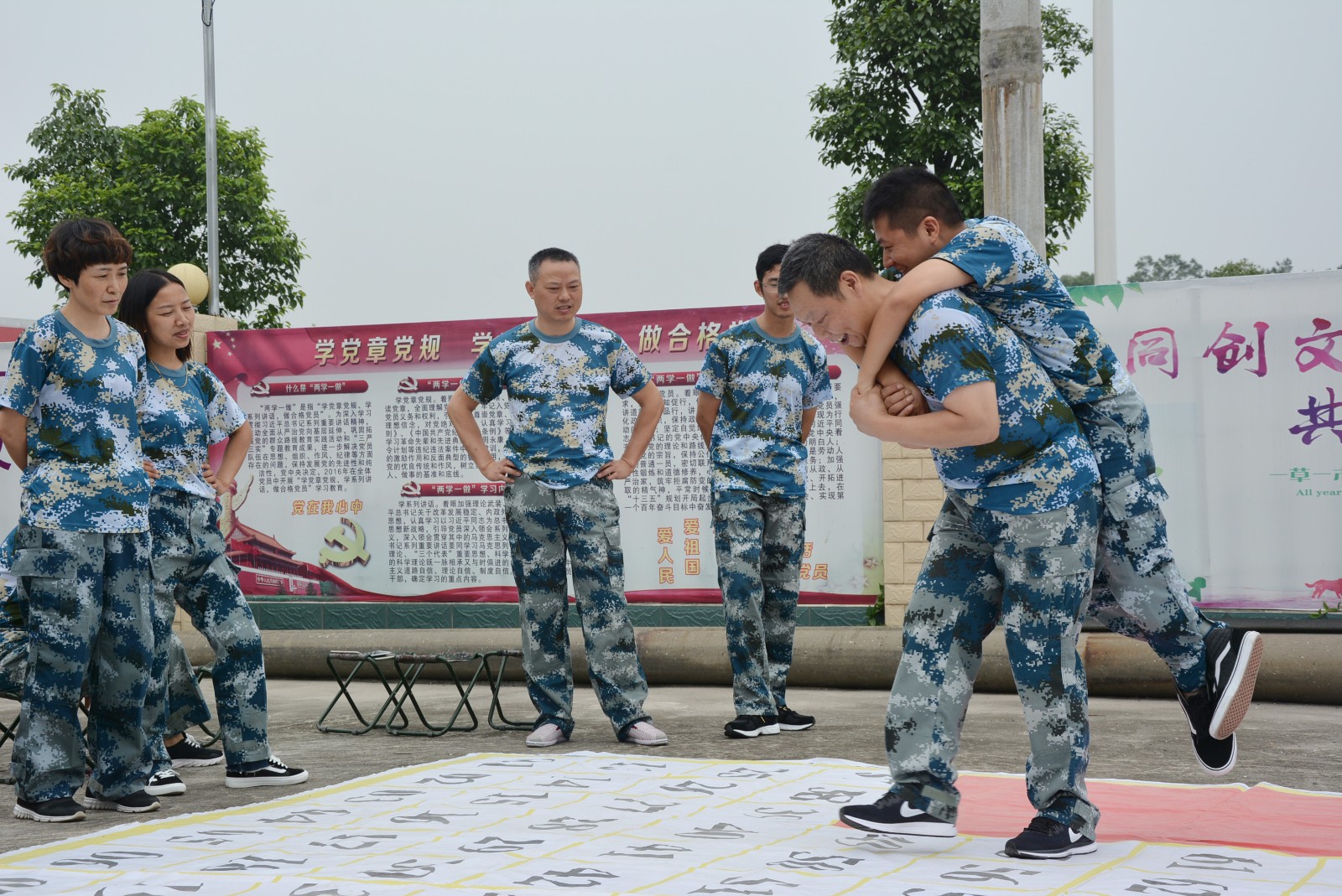 娱乐 正文  9月18日,枝江农商银行50余名员工湖北进威军旅基地进行