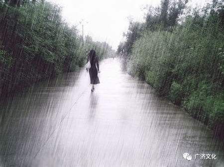 心湖一泓吴彩凤行走在雨中的女孩