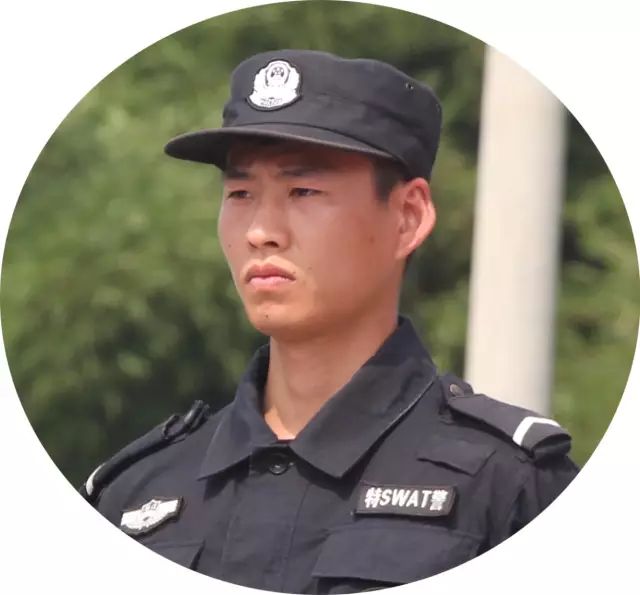 2013年,陈世健如愿成为平阳县公安局特巡警大队辅警,穿上了黑色特警服