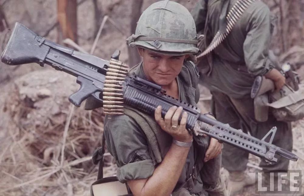 越战美军难得胜利缴获越南游击队大批枪支弹药