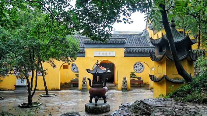 出来广福寺没有多久,鼋头渚油下起了雨,前往广福寺东山坡下的苍鹰渚和