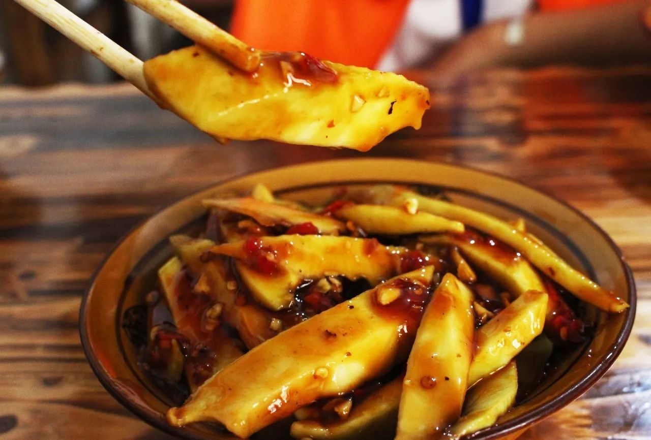云南人吃芒果为什么要蘸辣椒？简单拌一拌，脆、酸、辣，直呼过瘾