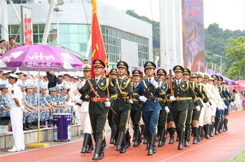 军民同乐迎中秋 香港各界探访驻港部队官兵