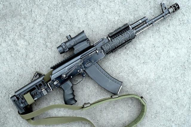1/ 12 图为一款魔改枪械,是将ak-74u突击步枪安装在莫辛·纳甘步枪的