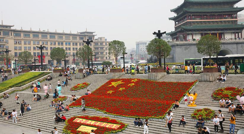 社会 正文 西安市钟鼓楼广场,用鲜花拼成的五星红旗吸引众多市民和