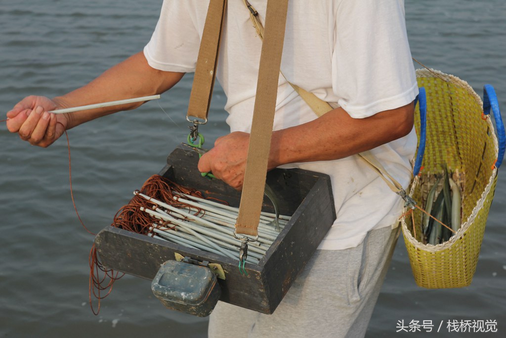 青岛64岁老人自制钓鱼神器,小帆船牵引借风放长线绑筷子钓针量鱼