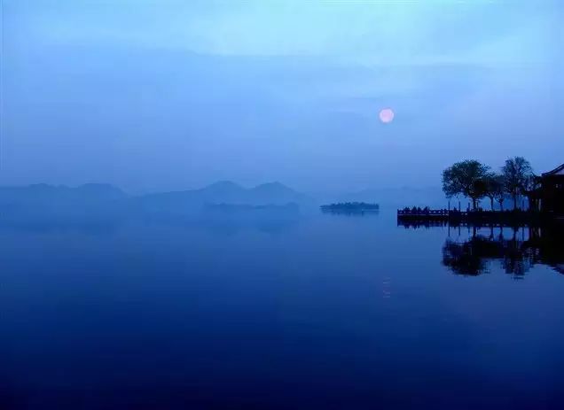 中秋月明之夜,泛舟湖上,尽可领略"烟笼秋水月笼纱"的诗般意境.