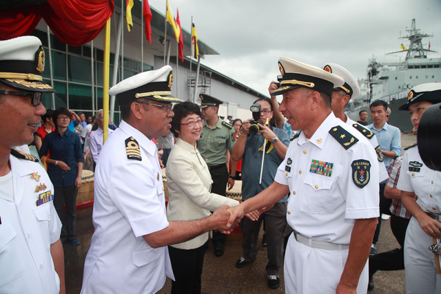 中国海军远航访问编队抵达文莱进行友好访问