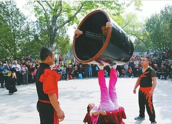 脚蹬大水缸