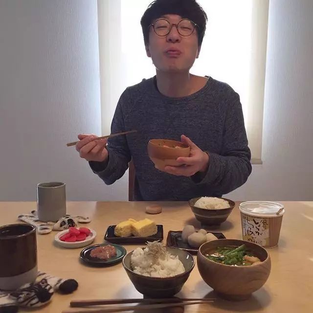 日本一位超会做饭的妹子每天都抓拍老公吃饭的样子:笑得眼睛都看不到