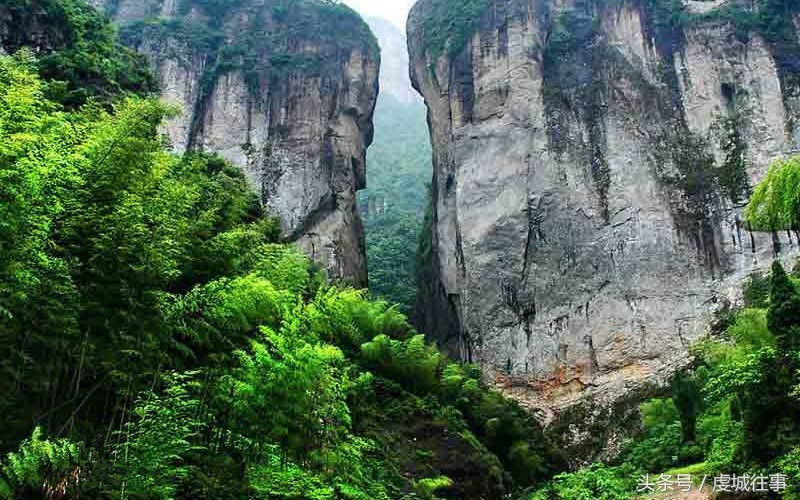 双峰山是国家4a级景区,周围有回龙晨钟,玉竹涌翠,双峰托日,碉堡遗址